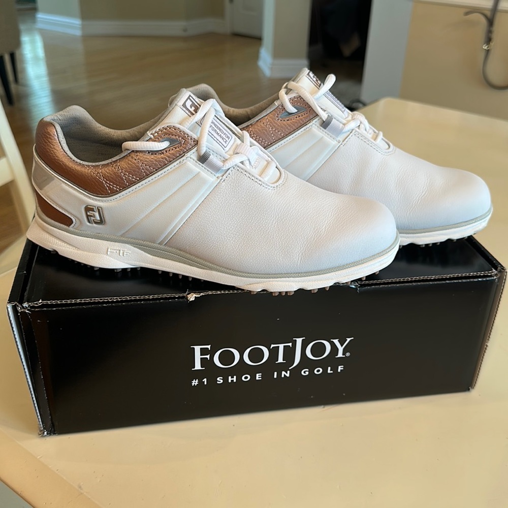 Women’s golf shoes